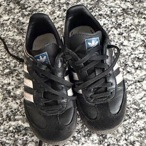 Addidas black sambas